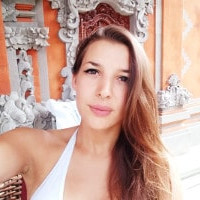 étudiante qui fait du yoga en savoie