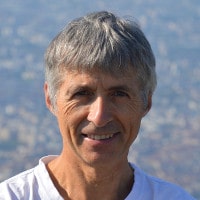 ostéopathe qui fait du yoga en savoie